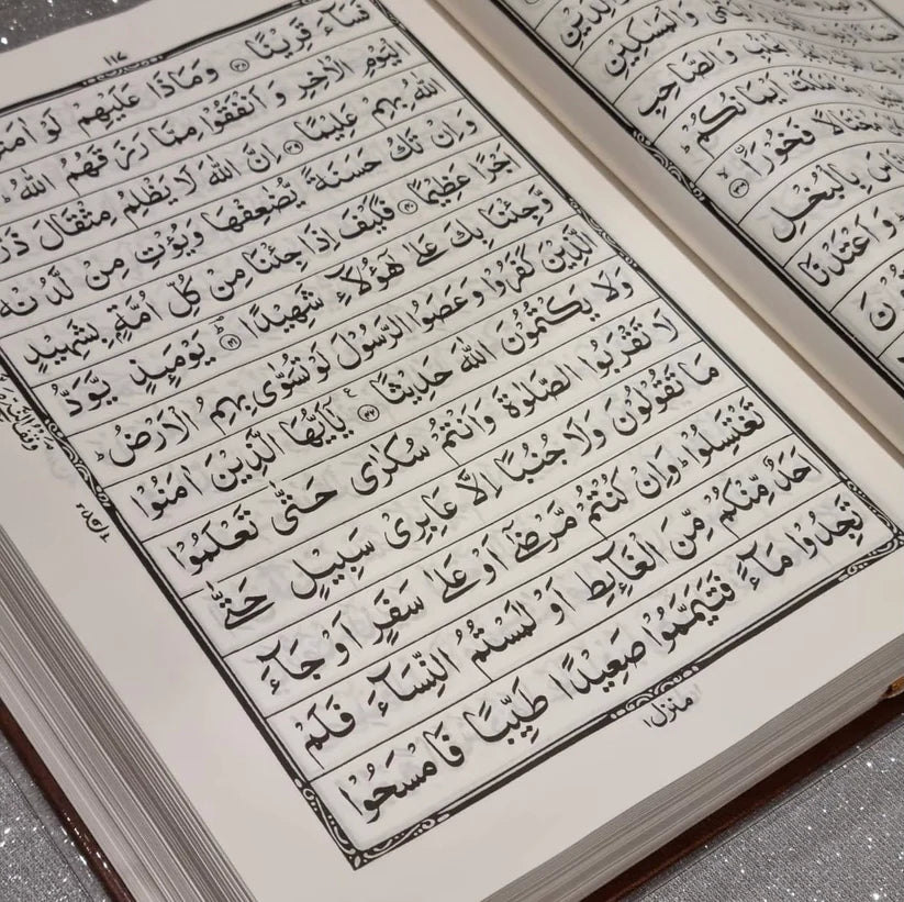 Boerka en gepersonaliseerde Koran in duidelike geskenkboks