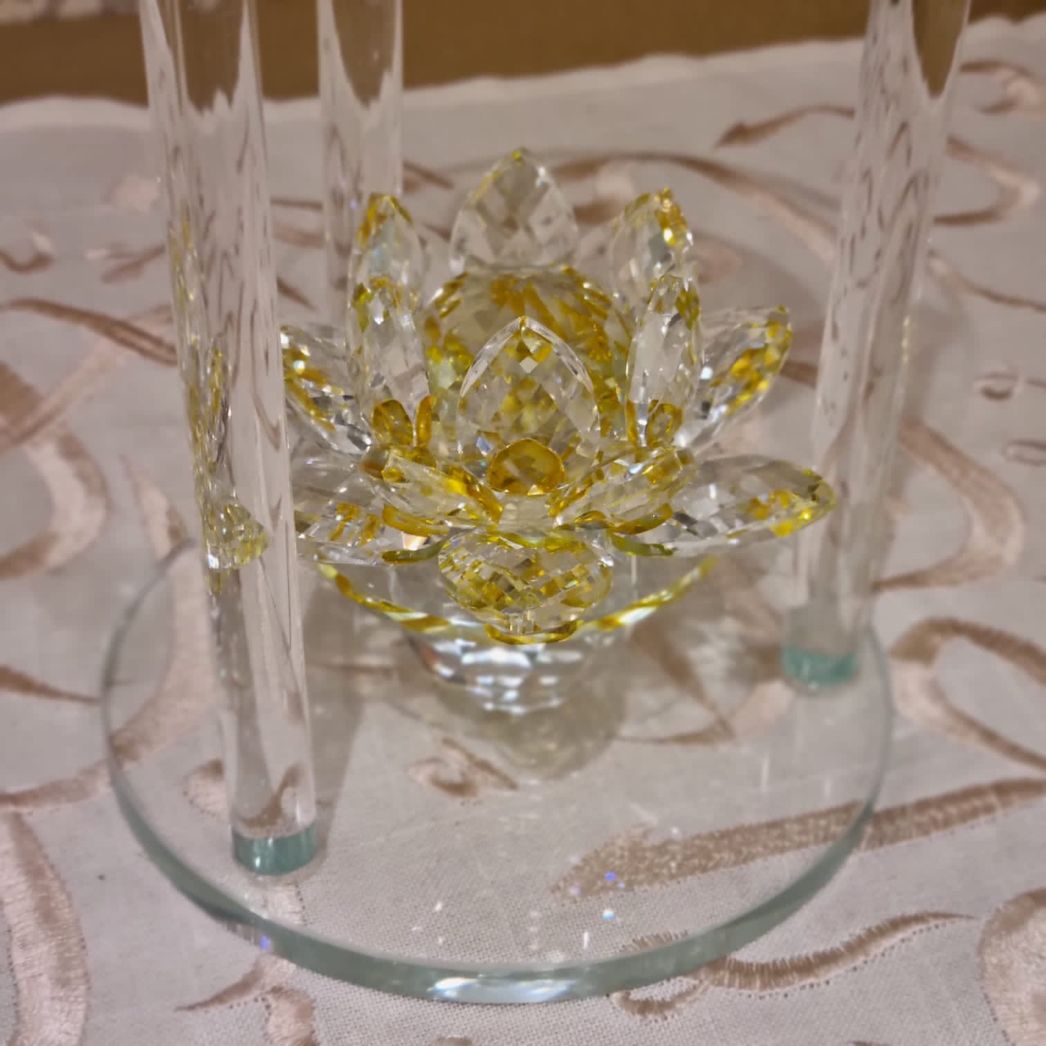 Groot glas met goudblomsentrum Oudbrander